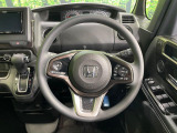 インテリアに合わせたデザインのステアリングは、運転される方のことも考え、運転しやすい形状、大きさです。是非一度、実際に触ってお確かめください。