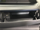 運転席側のインパネアッパーボックスは嬉しい収納!USBソケット付きでスマホの充電もできます!