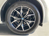 BMW純正19インチアルミホイールが足元を引き締め、スポーティな存在感を高めています。