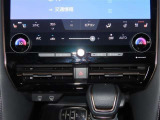 【オートエアコン】一度お好みの温度に設定すれば、車内の温度を検知し風量や温度を自動で調整。暑い&hellip;寒い&hellip;と何度もスイッチ操作をする必要はありません。快適な車内空間には必須の機能ですね♪