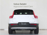 ボルボXC40は、北欧の感性が磨き上げた、都市を駆け巡るコンパクトSUVです。フロントグリルからテールライトにいたるまで、そのすべてのアピアランスは紛れもないボルボのアイデンティティを物語っています。