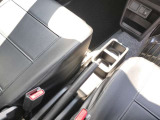 ちょっと見えにくいのですが、運転席のみシートヒーターがついております。運転席の方は寒い冬場も安心ですね。