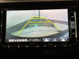 リバースギアに入れるだけで後方の表示へ切り替わります。夜間や雨の日の駐車も楽になりますよ。