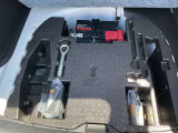パンク修理剤とエアーコンプレッサーと車載工具も完備!!