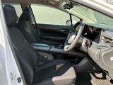運転席・助手席の間には肘置きがあるので、ゆったり運転できます!
