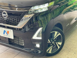 【LEDヘッドライト】悪天候や夜間走行時も良好な視界を確保し安心して運転できる高輝度LEDヘッドライトを装備!点灯速度が早く、消費電力も抑えられています。