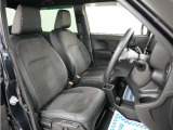運転席のスペースはゆったりしていて、視界も広く確保されているので普段の運転からロングドライブまで快適です。