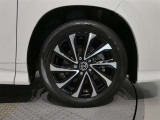 純正のアルミホイール装着車です 純正は車両デザインに合わせてデザインしてありますのでクルマとのデザインマッチングは秀逸です