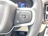 【ステアリングスイッチ】運転中、前方から目線をそらさずにオーディオ等の操作ができるよう、適切に配置されたスイッチ類。安心&快適なドライブを演出してくれる便利な機能です。