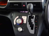 車内を快適に、オートエアコンを装備しています。