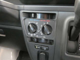 調整が容易なマニュアルエアコンです。夏は快適に、冬も車内の曇りを取ってくれるので安全です♪
