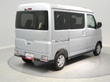 【端正なリアビュー】荷物も積み込みやすいバックドア。日常の用事から大きな買い出しまで多様なライフスタイルに合わせて幅広くお使い頂けます。
