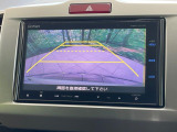 【バックカメラ】駐車時に後方がリアルタイム映像で確認できます。大型商業施設や立体駐車場での駐車時や、夜間のバック時に大活躍!運転スキルに関わらず、今や必須となった装備のひとつです!