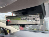 スマートルームミラー。車両後方のカメラ映像をミラー面に映し出して、いつでもクリアな後方視界を確保します。