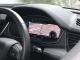 ●隣りの車からウィンドウ越しにバーチャルコクピットが際立っています。大変美しく高級感あふれるインテリアでございます