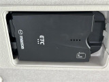 【ETC】有料道路を利用する際に料金所で停止することなく通過できる、ETC車載器(ノンストップ自動料金収受システム機器)が装備されています。セットアップを行うことで利用可能になります。
