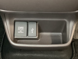 アクセサリーソケットはUSBのアダプターなどをつければ、スマホの充電にも使えます。横にはナビゲーション用の外部入力可能なUSB端子がついており、周辺には物が置けるボックスがついています。
