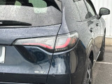 特徴的なデザインで後方からの確認しやすいLEDリアコンビネーションランプ
