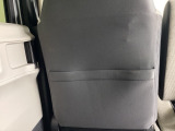 【シートバックポケット】すぐ手に取りたいアイテムをスマートにしまっておけます。限られた空間を有効に活用でき、長距離のドライブでも車内を清潔感のある落ち着いた状態に保ってくれる実用的な機能です。