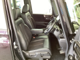フロント広々、ベンチシートの運転席は、ハイトアジャスターが付いているので、快適にドライブができます。ハンドルはチルトステアリングで、ハンドル位置を上下に調節できます。