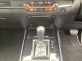マニュアル車のようなダイレクトな走りを実現する独自の6速AT。操作性に優れたフルオートエアコンに加え、シートヒーターやステアリングヒーターなどの快適装備を機能的に美しく配置しています。
