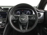 ステアリング周りにボタンを集約し、運転に集中できる構造となっております。