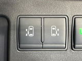 【両側パワースライドドア】スマートキーや運転席のスイッチで後席両側スライドドアの開閉が可能♪電動だから力を入れてドアを開ける必要が無く、小さなお子様でも簡単に開け閉めでき快適です♪