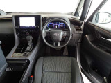 革巻きステアリングで快適な操作性の運転席です。