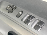 【電動格納ミラー】サイドミラーは電動格納式となっており、狭い駐車場でもキズがつくリスクを抑えられます。