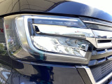 明るく白い光のLEDヘッドライトにより、夜間でも遠くまで見通しやすく、安全性が高まります。