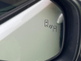 【ブラインドスポットモニター】走行中、ドアミラーの死角になりやすい箇所に後続車が接近するとサイドミラーのレンズに警告を表示!ドライバーに注意喚起をしてくれます。