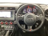 【ハンドル】運転にかかわる様々な操作を安全に行えるように視点移動が少なく操作性に配慮されたスイッチ類が凝縮されたコックピットです。