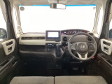 【前方視界】開放的な前方視界!運転がしやすく疲れにくいです♪窓が大きく、見通しがとっても良いおクルマですよ♪