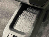 スマートフォンなどがスッキリ置けるセンターコンソールトレイです