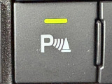 【コーナーセンサー】センサーをクルマの前方に装備しています。障害物までの距離に応じて警告音を変えてお知らせするので、縦列駐車時や駐車場・車庫などでの取り回しをサポートします。