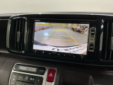 リバースギアに入れるだけで後方の表示へ切り替わります。夜間や雨の日の駐車も楽になりますよ。