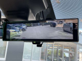 【スマートルームミラー】バックドアについてますカメラと連動して、後方の映像がルームミラーに映ります。