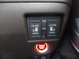 両側電動スライドドアが装備されています。狭い駐車場でも乗り降りがスムーズに行えます。