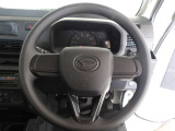 快適な操作性の運転席、ハンドルも綺麗に清掃済みです。もちろん安全を守るエアバッグも装備しているので安心してお乗りいただけます。