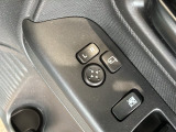 狭い駐車場で便利な電動格納ドアミラーが付いています。