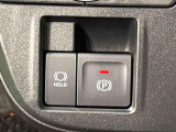指先だけで簡単に操作が可能な電動パーキングブレーキを採用。「HOLD」スイッチを押すと、渋滞や信号待ちなどでブレーキペダルから足を離しても、ブレーキを保持するので安心です
