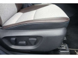 運転席にはパワーシートが付いております。パワーシートは指先1つで操作出来るためチカラの弱い女性の方でもシートに座ったまま操作出来ます♪