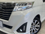 【LEDヘッドライト】悪天候や夜間走行時も良好な視界を確保し安心して運転できる高輝度LEDヘッドライトを装備!点灯速度が早く、消費電力も抑えられています。