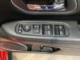 電動格納式リモコンドアミラーと、パワーウィンドウスイッチ等は運転席ドアにあります。