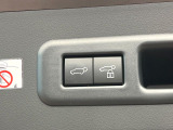 【パワーバックドア】スマートキーや運転席のボタンを押すだけでリアゲートが自動で開閉します!荷物を持っている時や、高い位置にあるバックドアを閉める際に便利な機能です♪