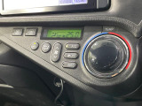 【オートエアコン】一度お好みの温度に設定すれば、車内の温度を検知し風量や温度を自動で調整。暑い&hellip;寒い&hellip;と何度もスイッチ操作をする必要はありません。快適な車内空間には必須の機能ですね♪