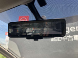 後部座席の人や、荷物に視界を邪魔されずに車両後方のカメラ映像をミラー面に映し出して、いつでもクリアな後方視界を確保する、インテリジェントルームミラーを装備しています。