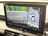 【パノラミックビューモニター】専用のカメラにより、上から見下ろしたような視点で360度クルマの周囲を確認することができます☆縦列駐車や幅寄せ時に活躍してくれます♪