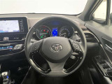 3本スポークステアリング!ステアリングスイッチ付!音量調整、メーター内ディスプレイの操作などが可能!全車速追従型クルーズコントロール付!
