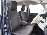 【清潔感のある運転席&助手席】隅々までクリーニングの行き届いた運転席&助手席。目立ったシミや汚れ等もございません。快適なドライブをどうぞ。